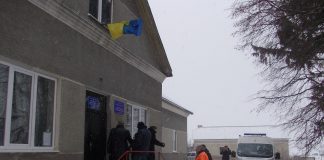 Медичні працівники пенсійного віку вчаться користуватися планшетами