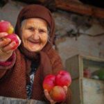 Тернопільські бабусі, які торгують на стихійних ринках, розповіли свої історії неуспіху