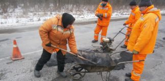 У Заліщицькому районі дорожники ліквідовують аварійну ямковість