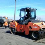Тернопільські шляховики не лише ремонтують дороги, а й впорядковують узбіччя