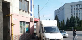 У Тернополі водії продуктових машин теж паркуються небезпечно