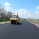 Біля Тернополя ремонтують дорогу пошкоджену вантажівками