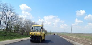 Біля Тернополя ремонтують дорогу пошкоджену вантажівками