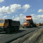 Потужна техніка ремонтує дорогу до рідного села Героя Небесної сотні (фото)