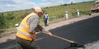 На 12 автошляхах Тернопільщини працювала дорожня техніка