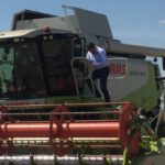 Аж на Тернопільщині Володимир Гройсман зрозумів, що бути комбайнером не легше ніж, прем’єр-міністром