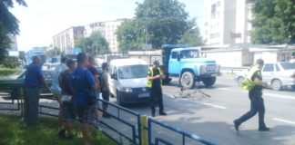У Тернополі велосипедист потрапив у дуже легеньку аварію (фото)