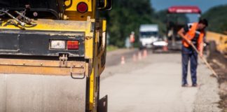 Дорожники не припиняли ремонти і у святкові вихідні