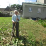 Найстарший житель cела 51 рік облагороджує територію будинку культури задля молодих