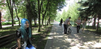 Тернополянка з блакитним волоссям йде не проти системи, а своїм шляхом