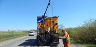 Сьогодні на 4 дорогах Тернопільщини працюють струменеві машини