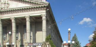 На Театральному майдані у Тернополі можна побачити, що створили люди, щоб вбивати один одного (фото)