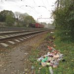 Що пасажири поїздів викидають із вікон у Тернополі (фото)