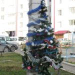 Ялинку у Тернополі прив’язали до електричного стовпа (фото)