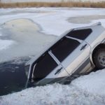 На Тернопільщині чоловіки переконалися, що машина – не підводний човен