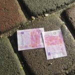 У Тернополі хтось викинув з вікна пачку валюти (фото)