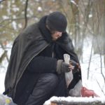 Тернопільський безхатько примерз язиком до тренажера в парку