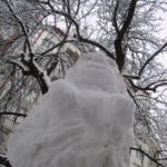 У Тернополі зліпили снігову бабу з великими грудьми (фото)