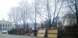 Центр Тернополя перетворили на склад будівельних матеріалів (фото)