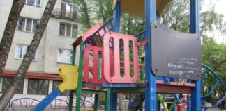 У центрі Тернополя є місце для дітей з надзвичайно довгими ногами (фото)