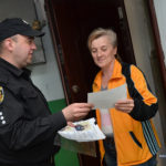 Для чого люди у формі будуть роздавати тернополянам візитки