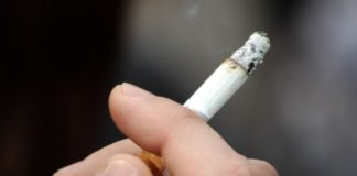Школярі Тернопільщини починають палити сигарети з 12 років