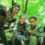 Щоб відволікти тернопільських підлітків від гаджетів, їх вчать кувати цвяхи