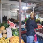 Навіщо продавці тернопільського ринку заклеюють цифри на вагах
