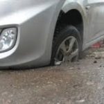 Тернополяни скаржаться на дуже великі ями на дорогах