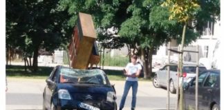 Тернополянці посипали машину хлібними крихтами