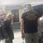 У Почаєїві серед паломників були десятки чоловіків у чорних футболках з написом «Приготовтесь к войне…»