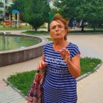 У Тернополі жінка дивної поведінки агресивно кидається на дітей (фото)