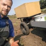 Тернополянин зробив стокілограмового робота – возить ним картоплю (відео)