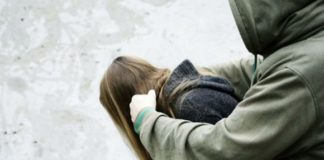 На Тернопільщині дівчина вижила після того, як хлопці її душили і різали