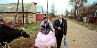 Як фотограф переплутав диски з відео африканських студентів і сільського весілля