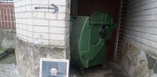 У Тернополі хтось поставив біля смітника портрет Тараса Шевченка (фото)