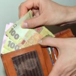 Середня заробітна плата жителів Тернопільщини 260 доларів