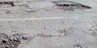 Тернополянка просить відремонтувати дорогу, яка нагадує мінне поле