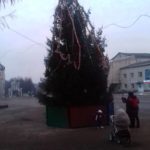 У райцентрі на Тернопільщині встановили не ялинку, а якесь посміховисько (фото)