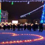 Близько 100 свічок запалив тернополянин посеред міста, щоби освідчитися у коханні