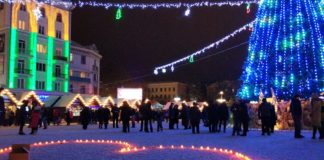 Близько 100 свічок запалив тернополянин посеред міста, щоби освідчитися у коханні