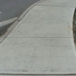 Через відсутність тротуару жителі цього мікрорайону у Тернополі ризикують життям