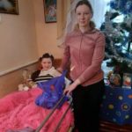 На Тернопільщині хвора дівчинка мріє не про ляльки, а про здоров’я для себе і для матусі