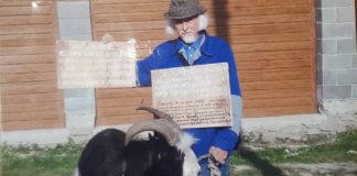 На Тернопільщині агітувати за відновлення справедливості чоловікові допомагає коза