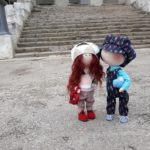 Райцентром на Тернопільщині гуляли дві закохані ляльки (фото)