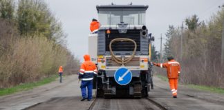 На Тернопільщині ремонтують дорогу, якою за добу проїжджає більше 15 тисяч машин (фото)