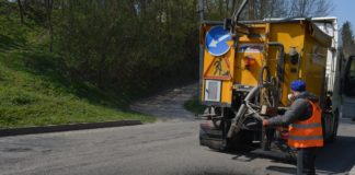 На дорогах Тернопільщини сьогодні вклали 180 тонн асфальтобетону