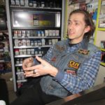 «У нашому суспільстві культура упаковки», – розповів продавець-рокер з Тернополя