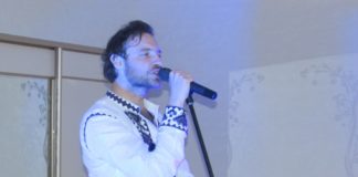 Французькому співаку, який переїхав жити в Україну подобається борщ, сало і, навіть, наші дороги (фото)