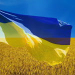 На Тернопільщині дві школярки ледь не пошматували національний прапор (відео)